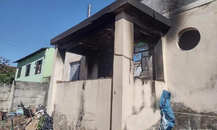 Incêndio em casa abandonada utilizada por andarilhos é controlado em Araxá