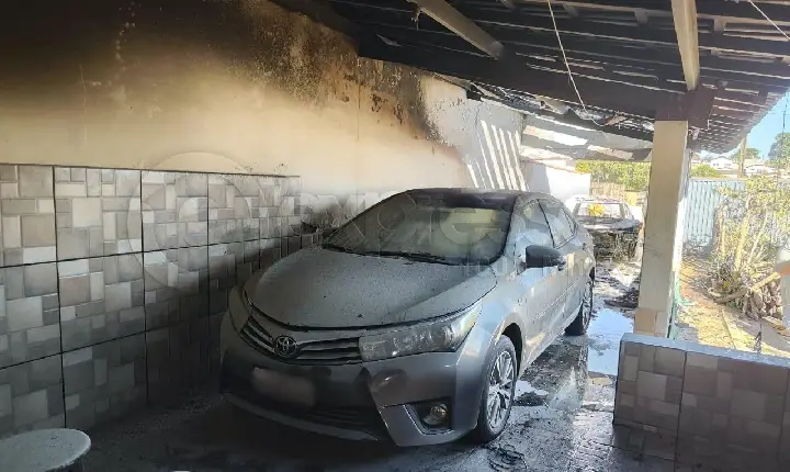 Incêndio em garagem consome dois carros de ex-prefeito em Pratinha