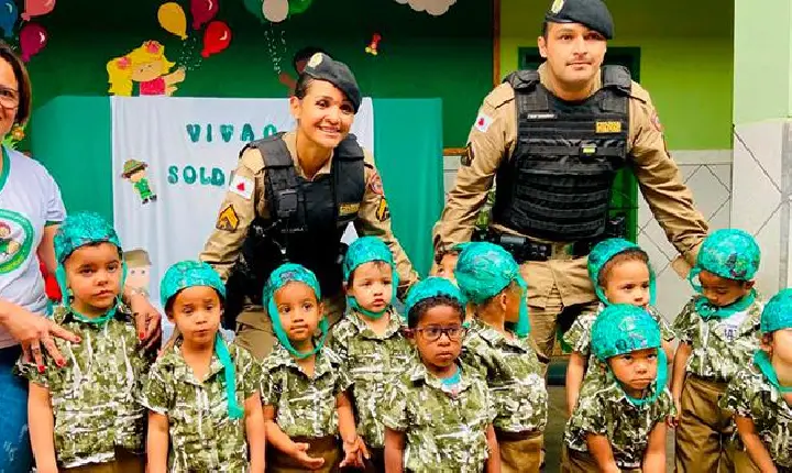 Instituições escolares de Campos Altos recebem militares para comemorar o “Dia do Soldado
