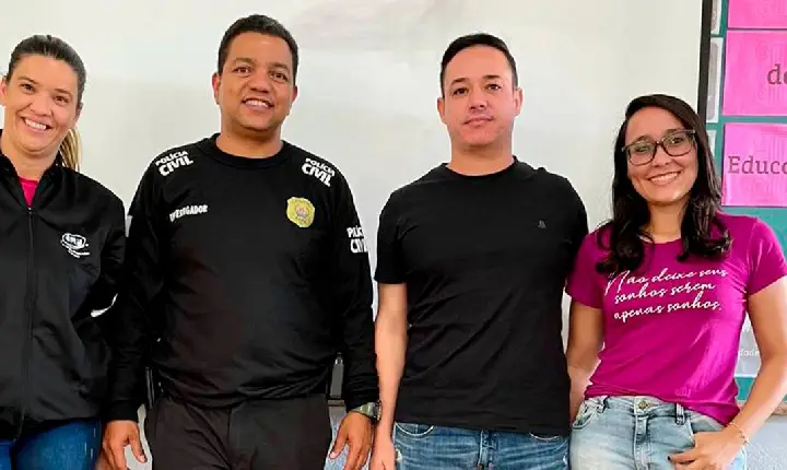 Investigador da PC de Campos Altos, Vasco Pierre, ministra palestra sobre combate ao uso de drogas, em Santa Rosa da Serra