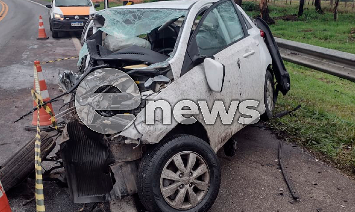 Irmãos morrem após colisão entre carro e carreta na MG-050