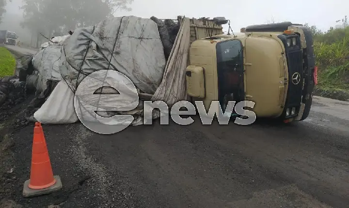 Irregularidade na pista provoca acidente na BR-262