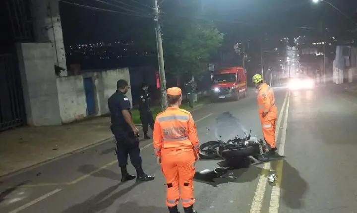 Jovem de 20 anos se fere gravemente ao bater em poste de energia elétrica em Araxá