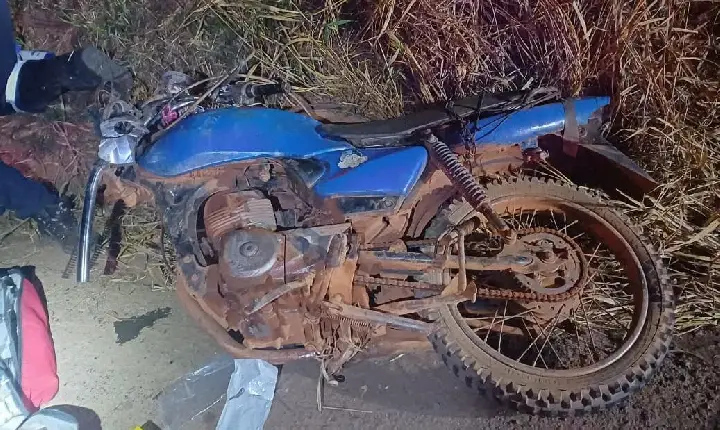 Jovem fica ferido após acidente entre motocicleta e caminhão na BR-354, em Campos Altos