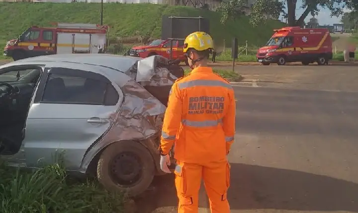 Mãe e filha ficam feridas em acidente entre carro e ônibus, na BR-262
