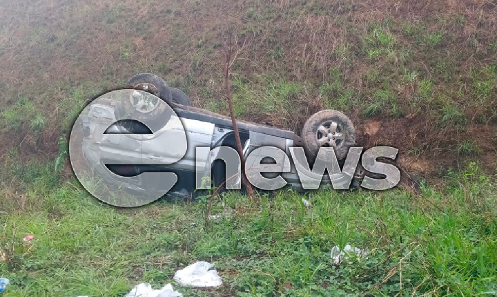 Mãe e filha ficaram feridas após carro capotar na BR-262, sentido Campos Altos/Luz