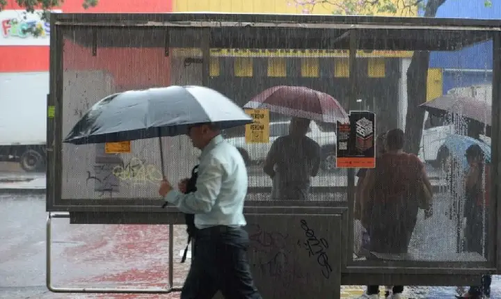 Mais de 150 cidades em Minas entram em alerta para chuva forte