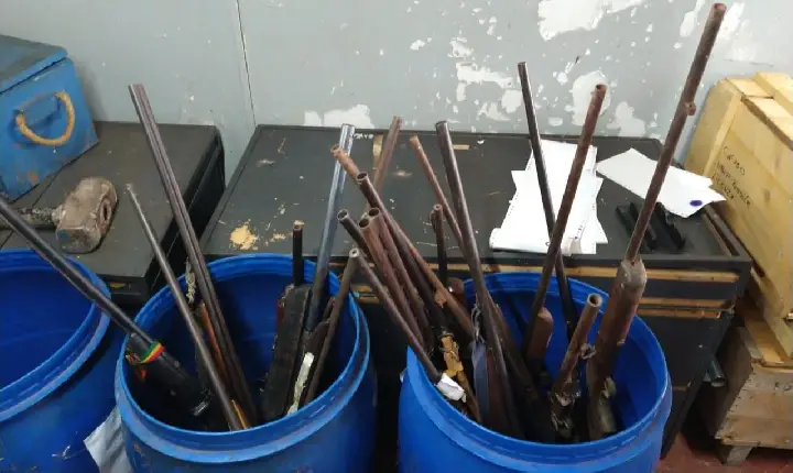 Mais de 60 armas e artefatos que estavam apreendidos são destruídos pela Polícia Civil de Campos Altos