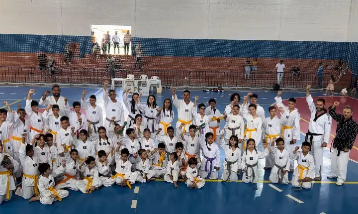 Mais de 70 jovens atletas de Taekwondo são graduados e trocam de faixa, em Campos Altos