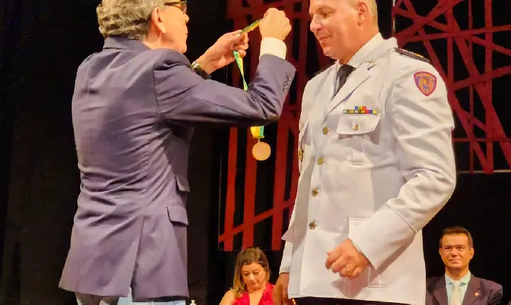 Major Reginaldo, do 37° Batalhão da PM, recebe a Medalha Dom José Gaspar