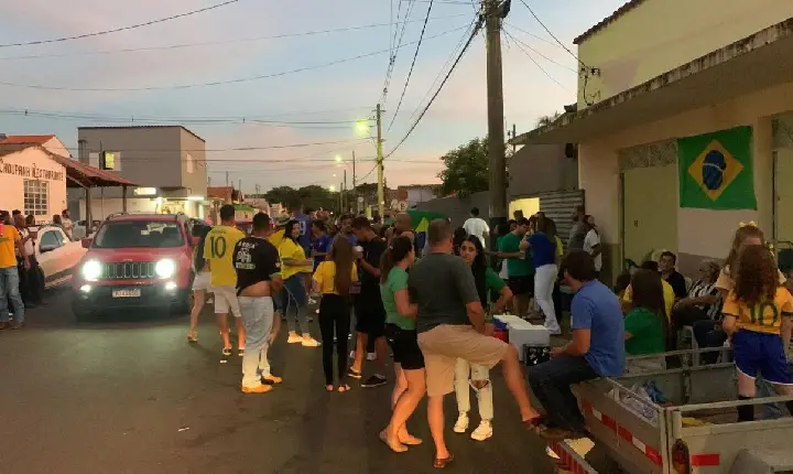 Mantendo a tradição, vitória do Brasil é transmitida na “Rua do Rolinha” em Campos Altos