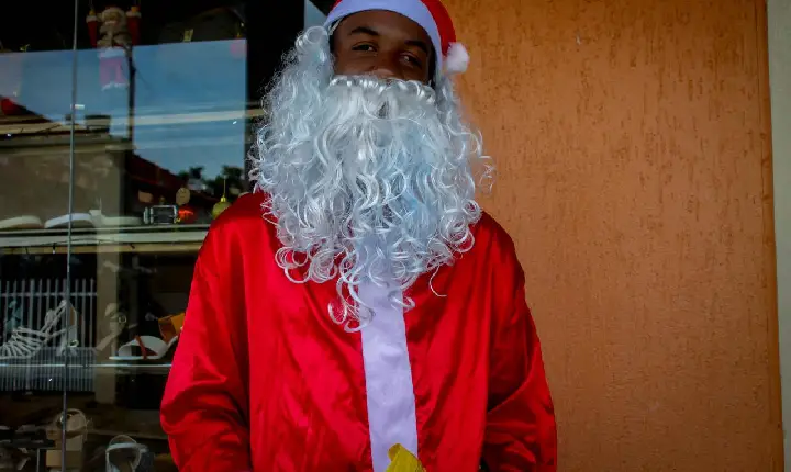 Maycon Douglas, figura conhecida no município, faz alegria de crianças como “Papai Noel”