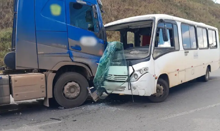 Micro-ônibus da Prefeitura de Córrego Danta se envolve em acidente na BR-354