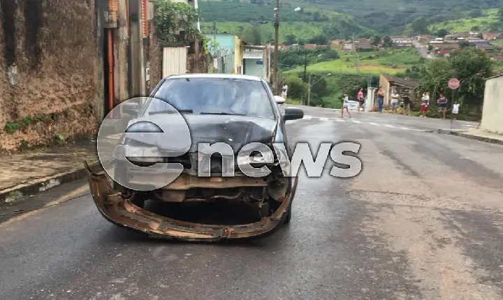 Micro-ônibus perde freio e atinge carro de passeio, em Campos Altos