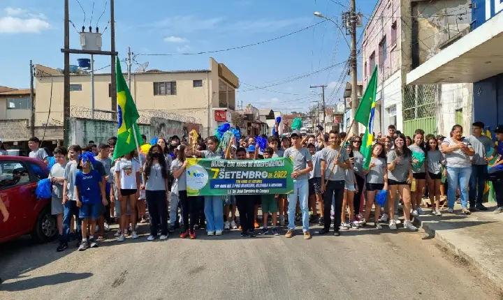 Momento cívico em homenagem aos 200 anos da Independência do Brasil é realizado por estudantes, em Campos Altos