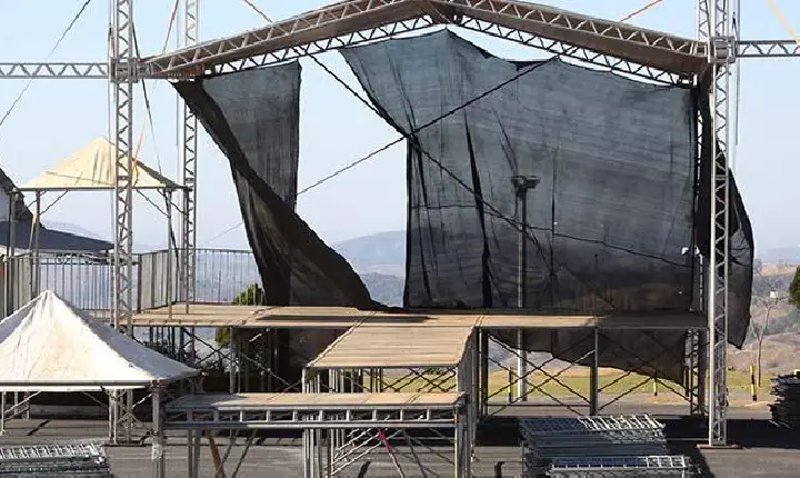 Montagem de estrutura para evento com Padre Reginaldo Manzotti é iniciada, em Campos Altos