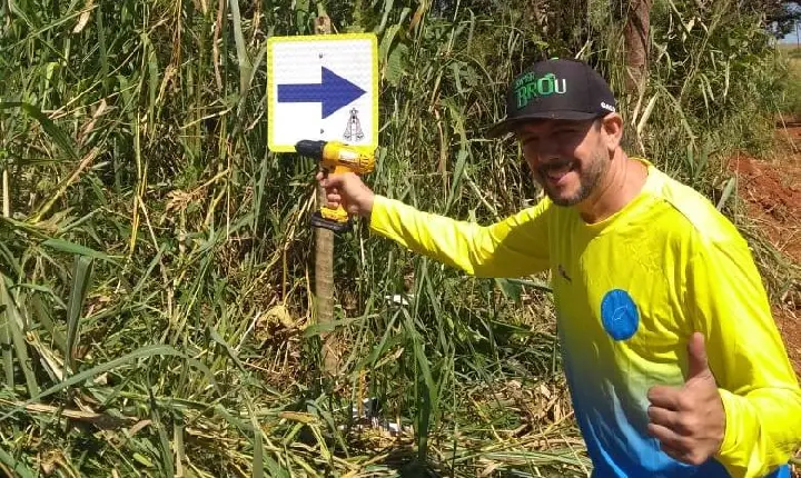 Morador de Arcos instala placas para auxiliar romeiros até Santuário em Campos Altos