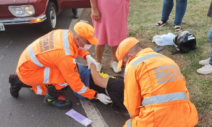 Motociclista de 43 anos fica ferida após queda de motocicleta na Avenida Hítalo Rós, em Araxá MG