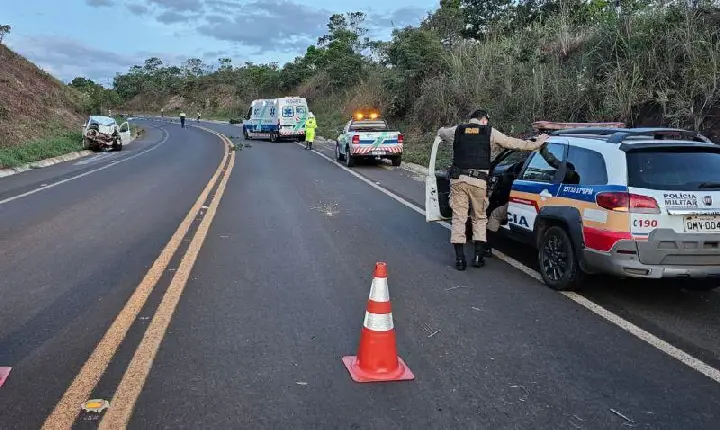 Motociclista e garupa morrem após bater de frente com carro na MGC-462, entre Patrocínio e Perdizes
