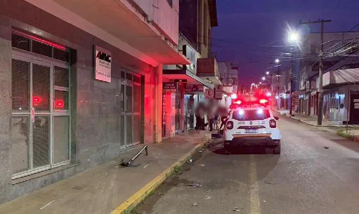 Motociclista sem capacete colide com placa no Centro de Campos Altos