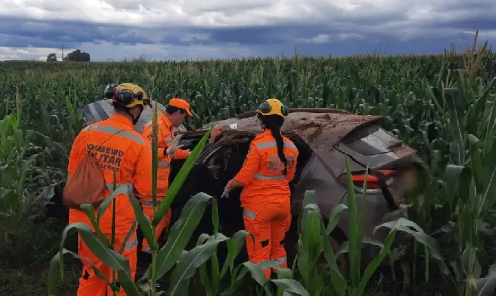 Motorista capota carro em pista molhada na BR-146, em Araxá, e fica com dores na coluna e no tórax