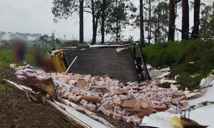 Motorista de 51 anos fica encarcerado às ferragens,após acidente na BR-262 em Campos Altos