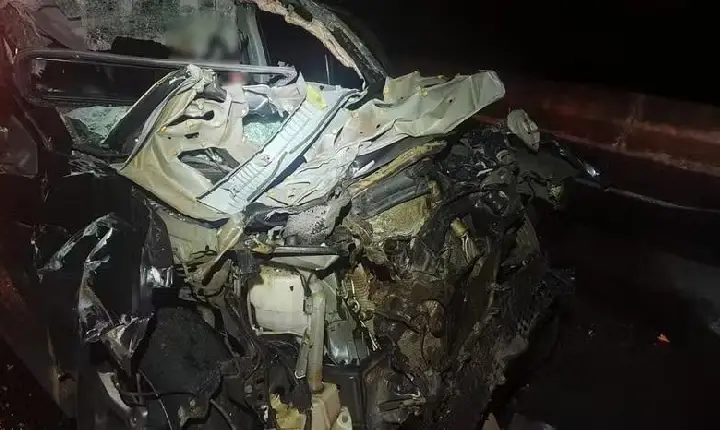 Motorista de carro morre ao bater na traseira de carreta na BR-050