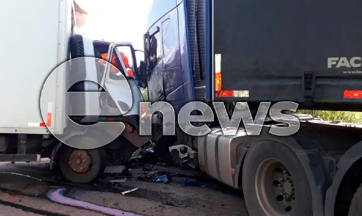 Motorista de Lagoa da Prata morre em acidente envolvendo caminhão e carreta na BR-354