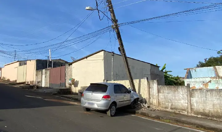 Motorista é preso após bater carro e danificar poste de energia, em Campos Altos; via segue interditada