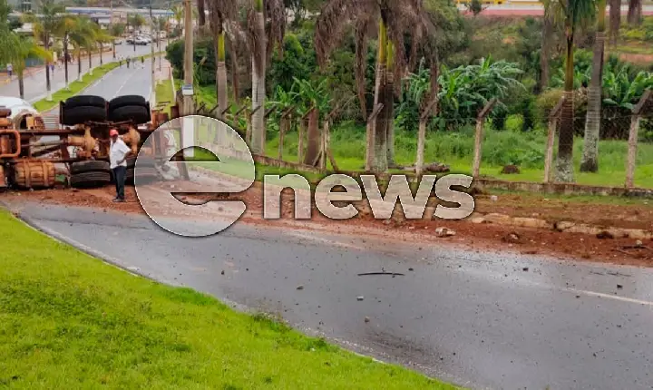 Motorista fica ferido após caminhão betoneira tombar em Tapira