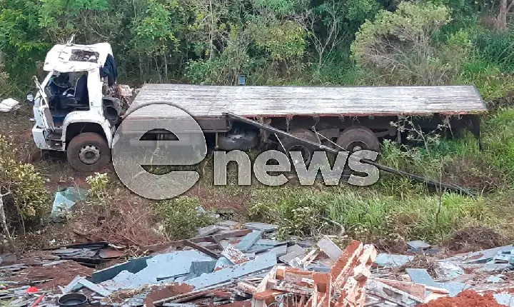 Motorista fica ferido após caminhão cair em ribanceira na BR-262 sentido Campos Altos/Luz