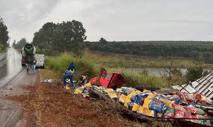Motorista fica ferido após caminhão carregado com ração tombar, na BR-354 em Campos Altos
