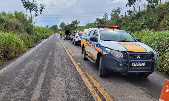 Motorista fica ferido após carro colidir em vaca e capotar na LMG-891, em Córrego Danta