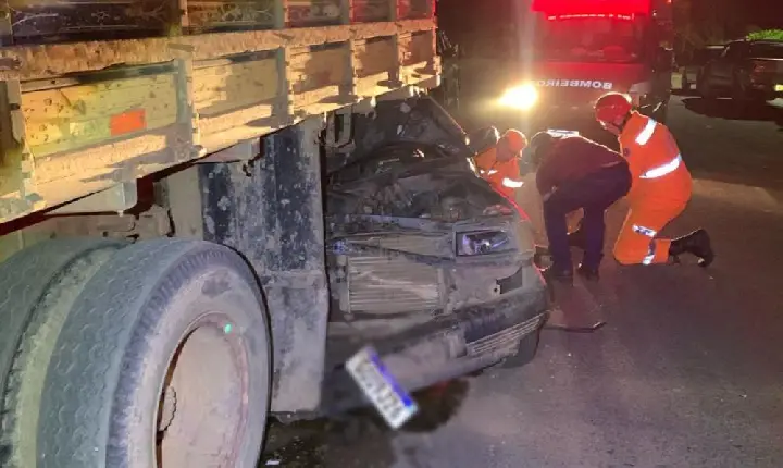Motorista fica ferido após colisão entre carro e caminhão em Campos Altos