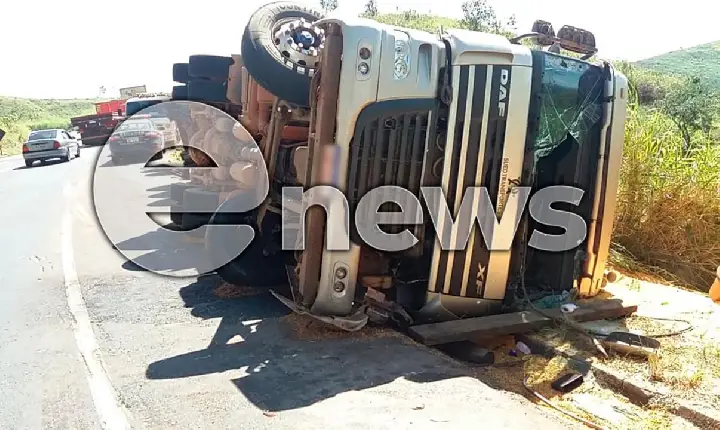 Motorista fica gravemente ferido após carreta carregada de milho tombar na BR-262, sentido Campos Altos/Luz