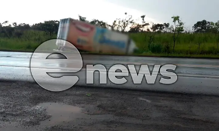 Motorista fica levemente ferido após caminhão sair da pista na BR-262, no município de Campos Altos