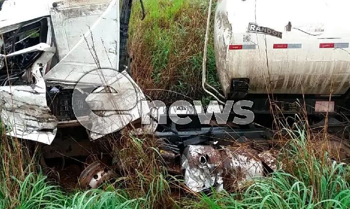 Motorista morre após acidente entre carretas na BR-262 em Campos Altos
