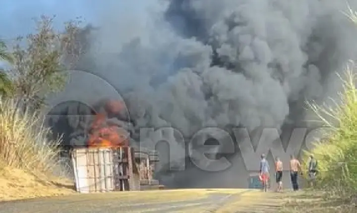 Motorista morre após caminhão tombar e pegar fogo na BR-354, entre Santa Rosa da Serra e São Gotardo