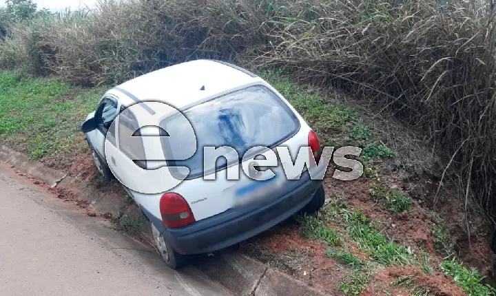 Carro sobe em barranco após pneu estourar na BR-262 entre Campos Altos e Araxá