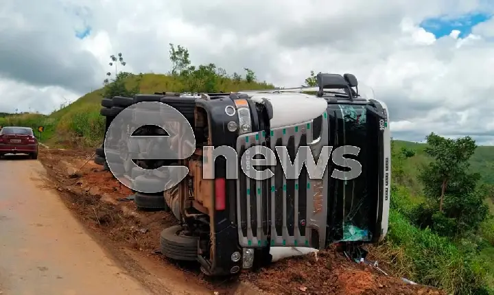 Motorista morre após caminhão tombar na BR-262 sentido Campos Altos/Luz