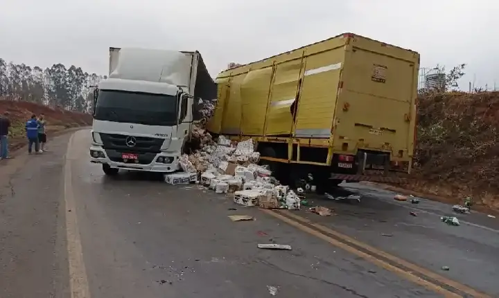 Motorista morre após caminhões com cerveja e com produtos de supermercado baterem de frente na BR-365