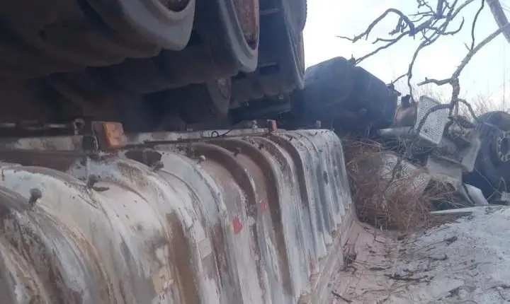 Motorista morre após carreta carregada com gesso capotar na BR-262