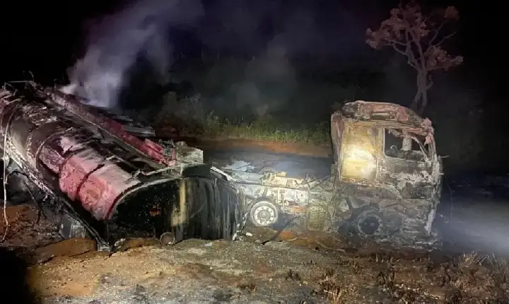 Motorista morre carbonizado,após carreta pegar fogo na BR-365 em Patos de Minas