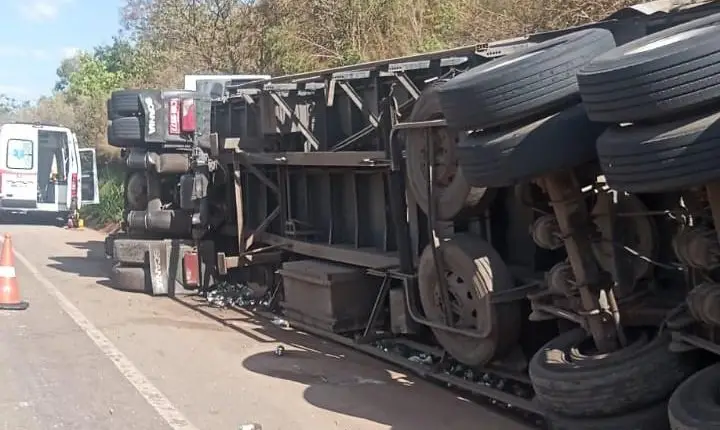Motorista morre em acidente envolvendo carreta carregada de cerveja na BR-262 em Ibiá