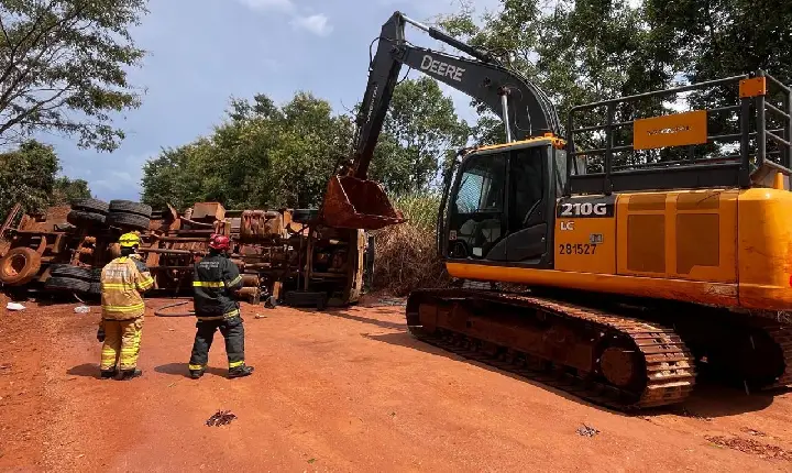 Motorista morre em grave acidente na MGC-190,em Sacramento após caminhão-tanque capotar