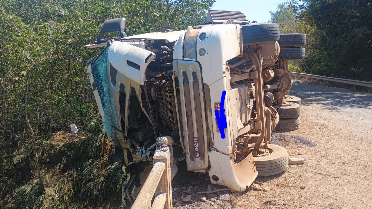 Motorista natural de Campos Altos fica ferido após carreta tombar sobre ponte na BR-354, em Bambuí