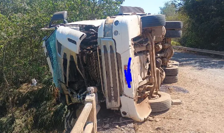 Motorista natural de Campos Altos fica ferido após carreta tombar sobre ponte na BR-354, em Bambuí