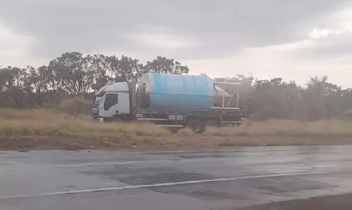 Motorista sai ileso após veículo sair da pista e parar em vegetação, na BR-262