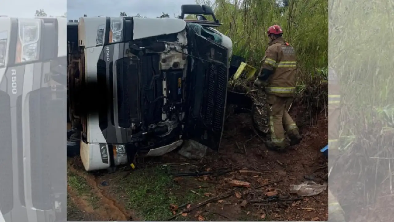 Motorista sofre fratura na perna após tombamento de carreta na BR-262, em Córrego Danta