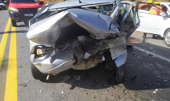 Mulher fica ferida em acidente envolvendo três veículos na BR-262